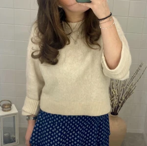 Beige stickad tröja  - Mysig vit/beige stickat ströja i alpackablend! Nypris 700kr😊Kan gå ner i pris vid snabb affär.