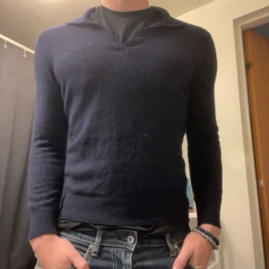 Kashmir piké - Mörkblå stickad pike tröja, säljer pga för liten