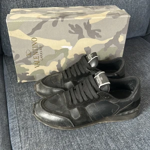 Valentino rockrunner  - Säljer dessa riktigt feta valentino rockrunners | strl 45 (passar 44) | skick 7/10 | box ingår! | mitt pris 1300