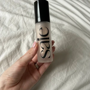 Saie Glowy Super Gel Starglow - Saie Glowy Super Gel i färgen Starglow, en flytande highlighter som ger en naturlig glow och kan användas både ensam eller blandas med foundation. Innehåller 30 ml och har använts endast en gång. Köptes från cultbeautys webbsida 