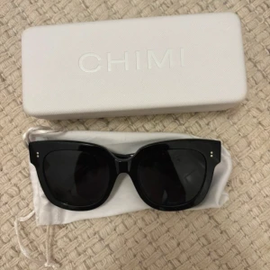 Chimi solglasögon 08 - Säljer sparsamt använda chimi glasögon i färgen "Black". 🕶️ Priset går gärna att diskutera. Orginalpris 1400 kr.