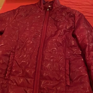 Jacka  - Jacka i snygg modell finns djur i hemmet 