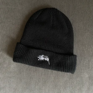 Stüssy mössa - Svart Stüssy mössa (Onesize). Mössan är äkta och perfekt för vintern. Snygg och varm. Kontakta för frågor och pris!💯📲