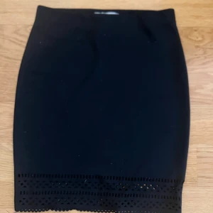 Svart kort kjol - Säljer denna svarta korta kjol i storlek XS. Från Gloria jeans. Väldigt fint skick. Vid intresse är det bara att höra av sig❤️