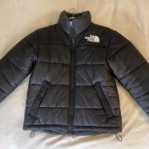 Northface jacka - Varm och skönt vinterjacka i xs💞 Finns en repa jag har lagat med gellack och uvlampa. Men det syns knappt tycker jag. Priset går att diskutera vid snabb affär!