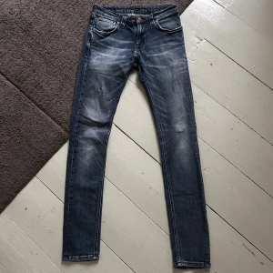 Blåa Nudie Tight Terry Jeans - Galet snygga Nudie jeans med en galant wash. | W29 L32 | Nypris 1699kr | Som nya, riktigt bra skick. | Vet ej 100% modellen, men skulle gissa på Tight Terry. | Längd: 103.5cm, Midja: 37-41cm (Stretch). | Skriv vid minsta fundering, priset är ej hugget i sten! ! SE MÅTT INNAN KÖP !