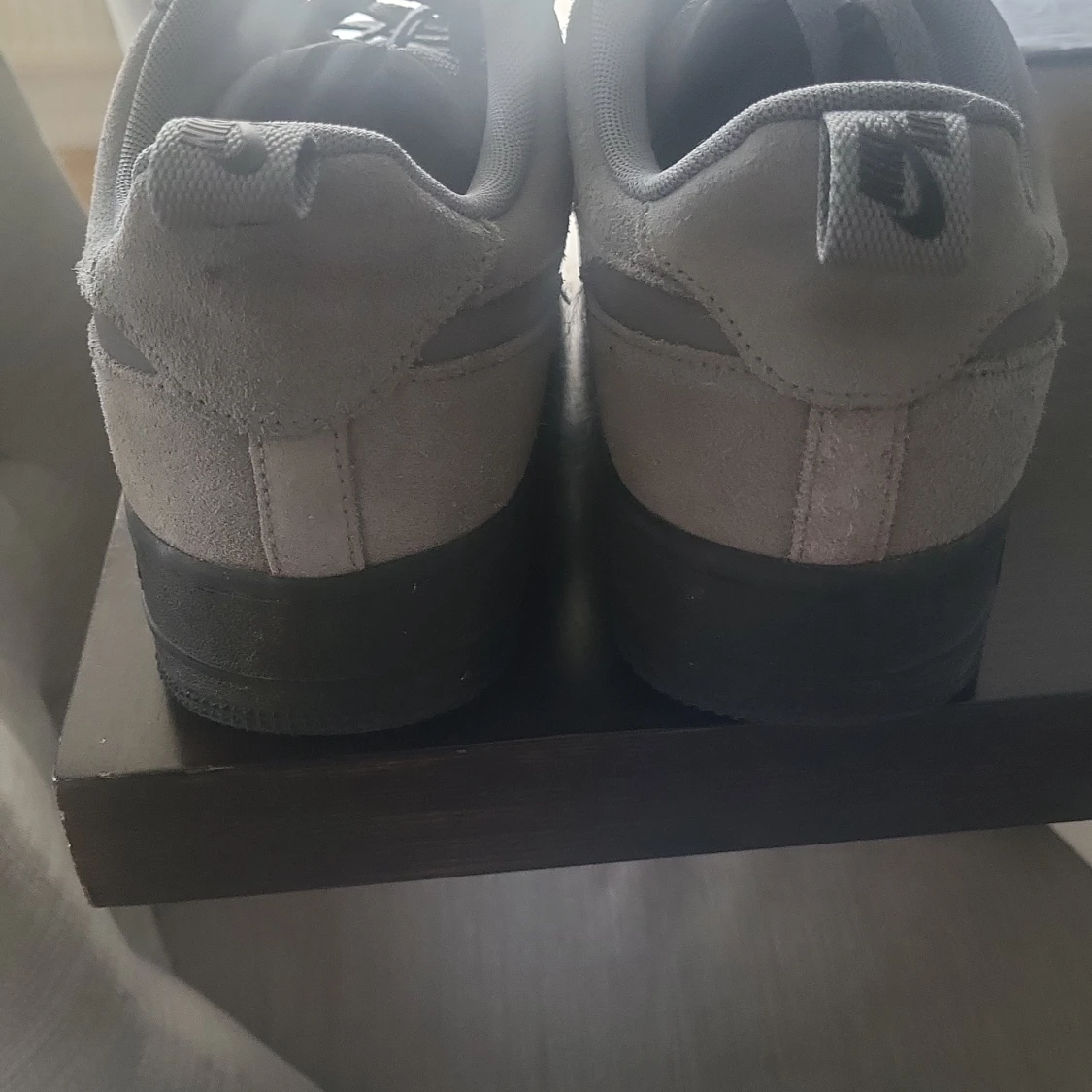 Nike Air Force 1 i grå mocka - 2