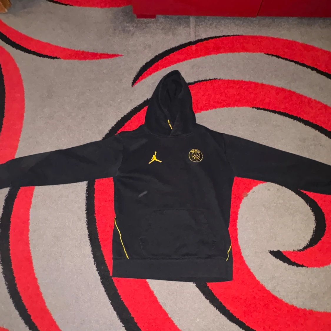 Svart PSG x Jordan hoodie med gul logga - 1