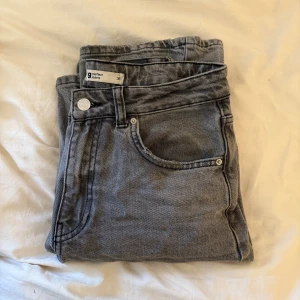 Grå jeans från Gina Tricot - Grå jeans från Gina Tricot Jeansen är bootcut och midwaist, de är st S och har en fläck nere på ena benet går säkert bort i kemtvätt (var där när jag köpte dom) men inget man tänker på när de sitter på!