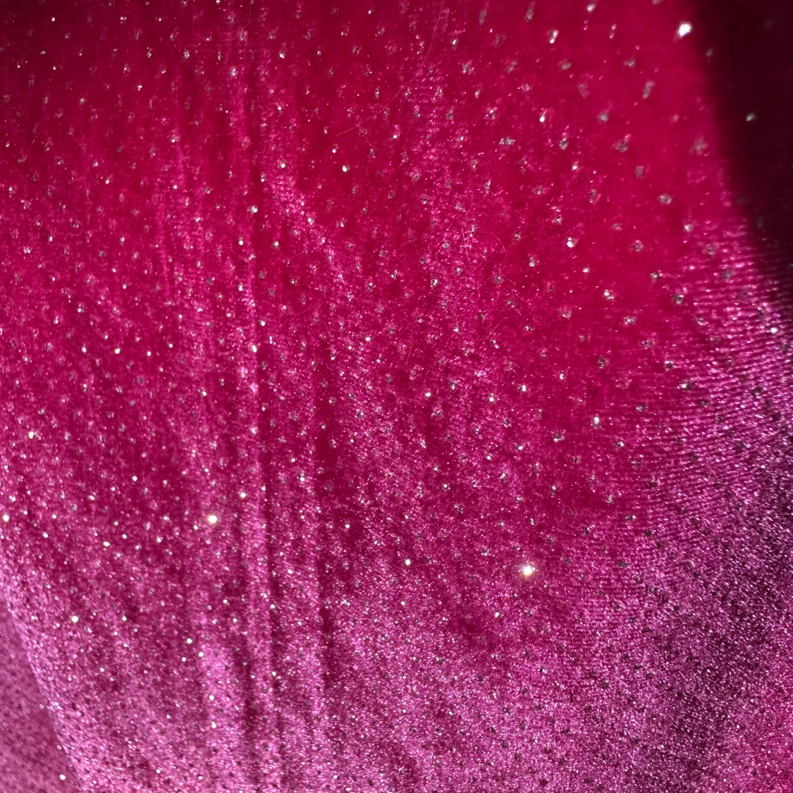 Glittrig rosa sammetsklänning - 3