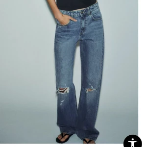 Blå bootcut jeans med slitningar - Säljer dessa trendande Zara jeans i storlek 34. De sitter väldigt fint😇 Köpa nyligen men knappt använda då jag har för många jeans❤️
