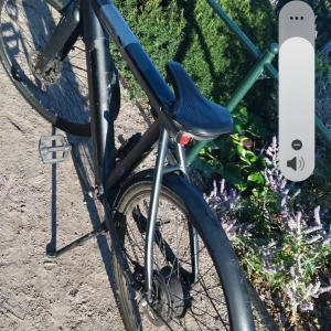 Bird elcykel - Stilren svart Bird elcykel med digital display, batterinivå och sportläge. Utrustad med skivbromsar och elassistans. Cykeln visar viss användning men är i gott skick. Perfekt för stadspendling med bekväm sadel och robust ram. Hastigheten är 25km och batteriet räcker i 50km 4 timmar med konstant körning utan stopp priset kan diskuteras 