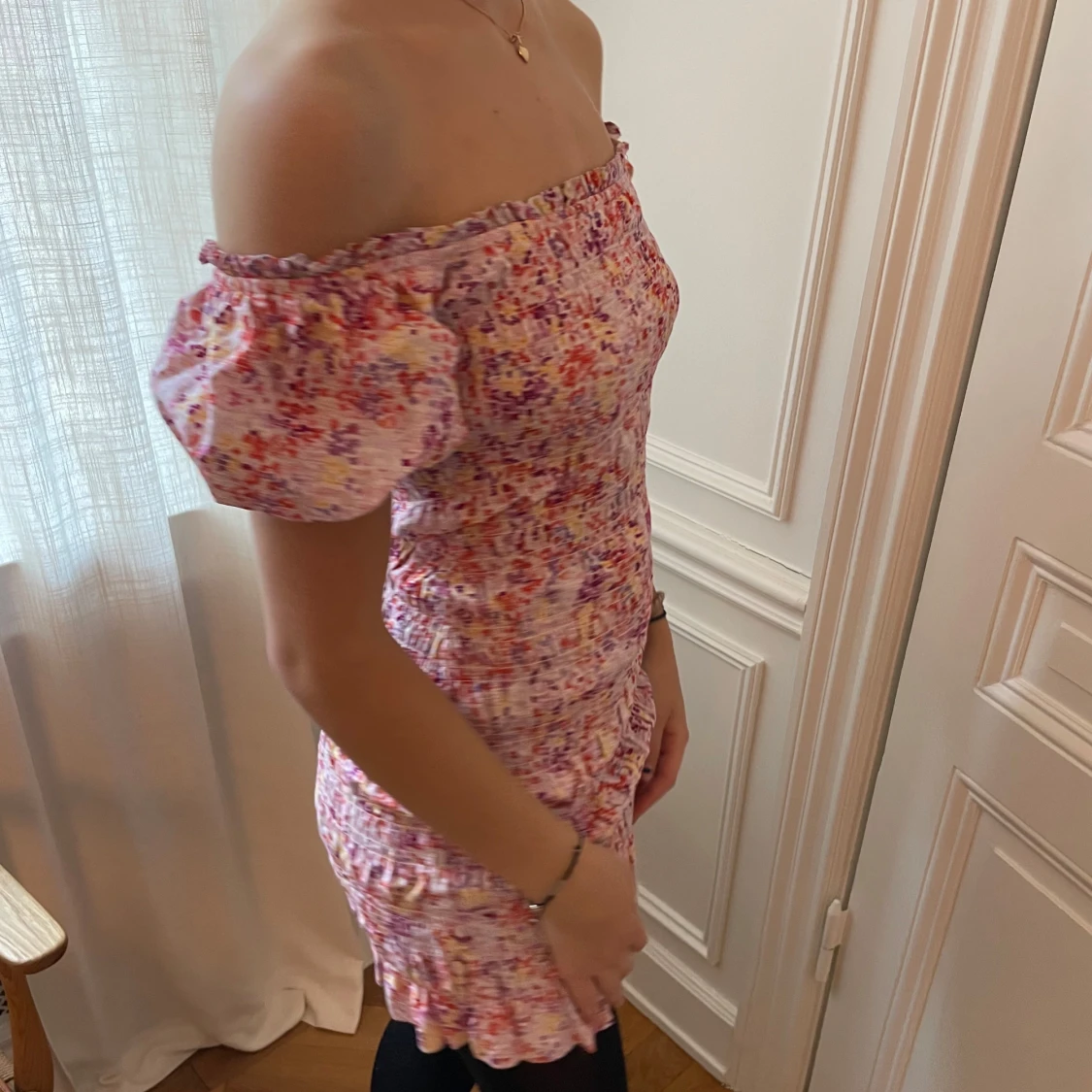 Blommig kortklänning med puffärm - 1