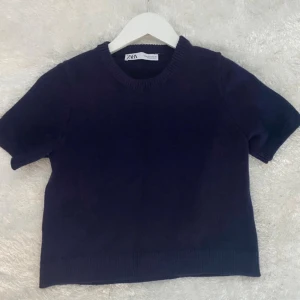 Finstickad t-shirt  - Använd 1-2 gånger. Mycket bra skick 