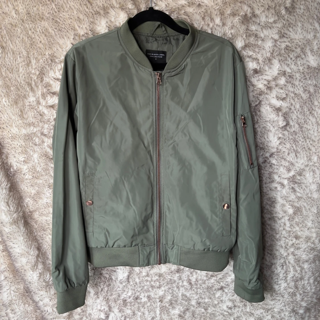 Olivgrön bomberjacka från The Black Label