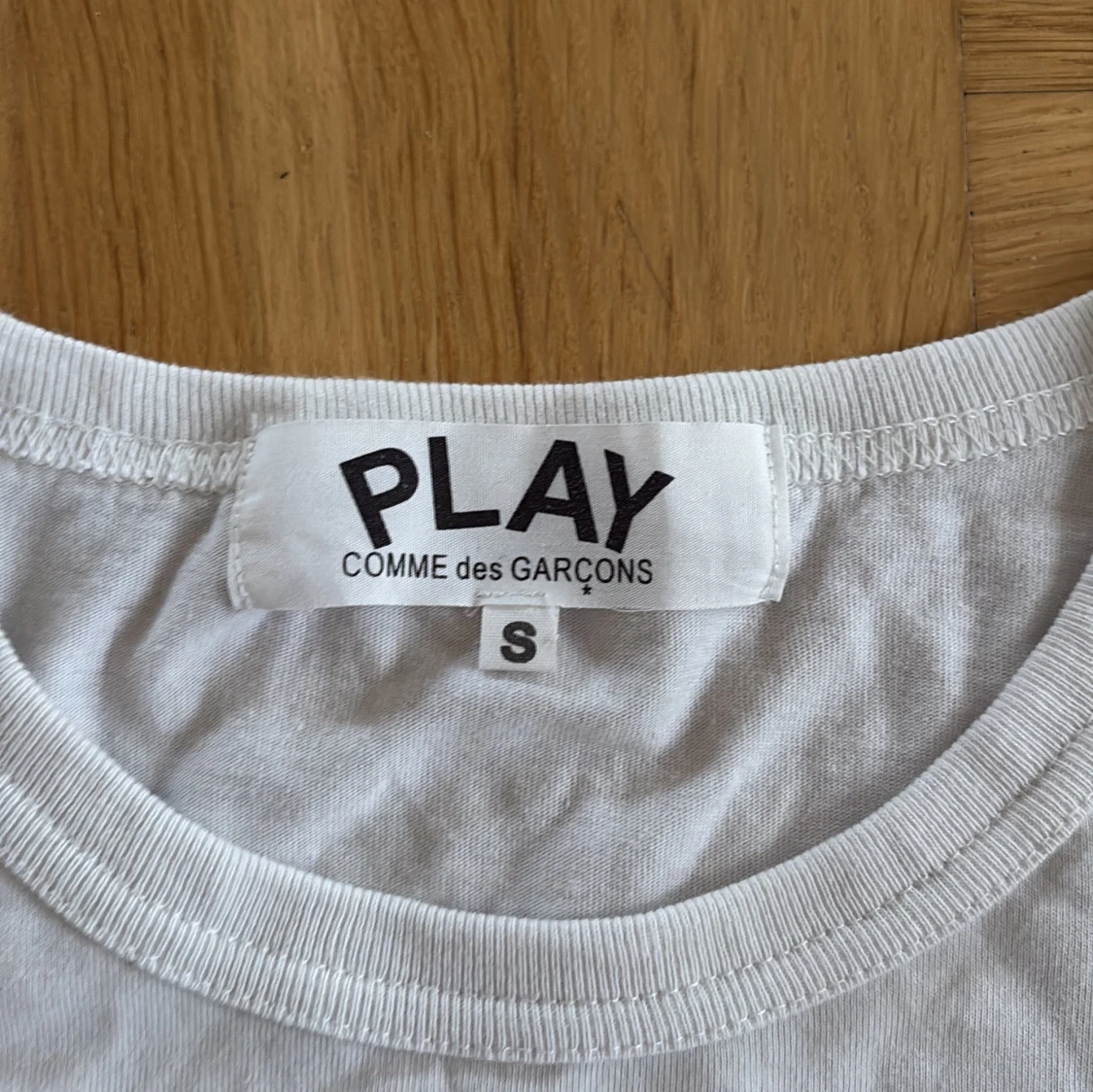 Vit t-shirt från Comme des Garçons Play med camo-detalj - 2