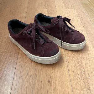 Eytys - Supersnygga vinröda eytys🥰 passar 36/ 37, nypris 2100. 