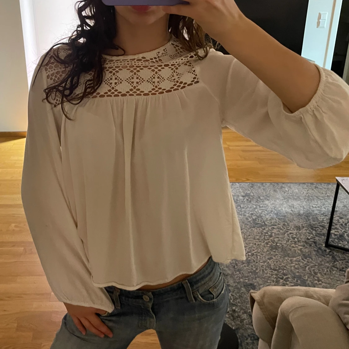 Vit blus med spetsdetalj