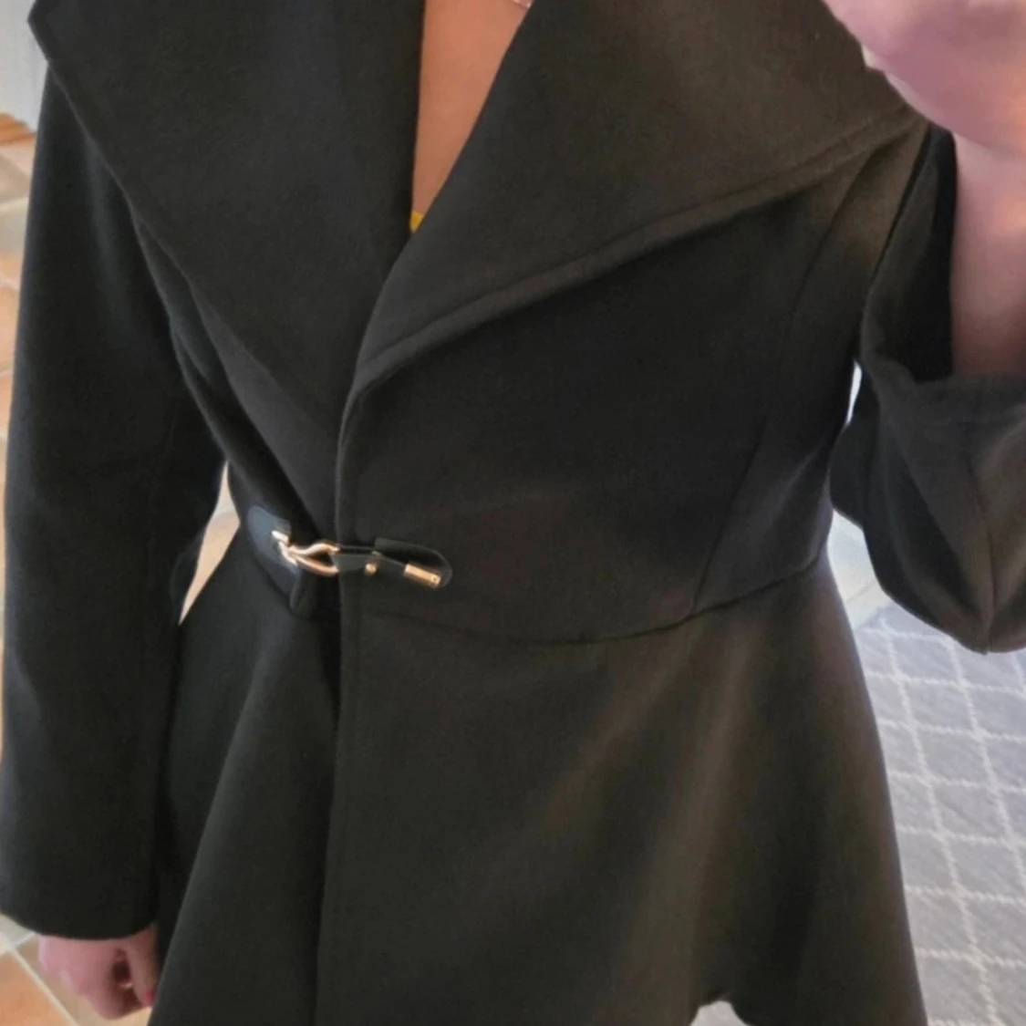 Höst/Vinterkappa med guldspänne / Svart Figurnära Peplum-Jacka Strl M - Stor Krage & Guldspänne