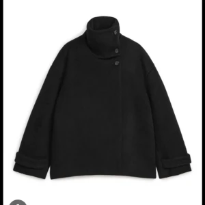 Svart kappa arket  - Säljer min jätte snygga kappa från arket! 🍂🍁