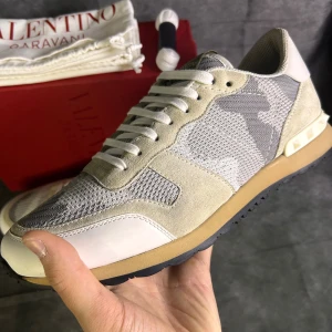 Valentino rockrunners  - Mycket fint skick | Size 43  | box dustbags och extra snören ingår |  fraktar spårbart inom 24 timmar |  för att köpa klicka ” köp nu” | vid frågor skriv ett meddelande |