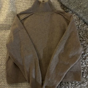 Polotröja - Så fin polotröja i brun/grå färg från H&M. Toppen skick. Storlek L men väldigt liten i storleken, passar mig som brukar ha S🩷