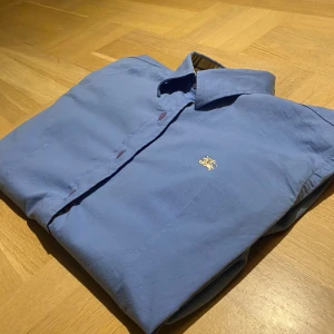 Burberry skjorta - Säljer en riktigt fet burberry skjorta som är äkta🙌 Det står storlek XL men den har krymp mycket i tvätten tyvärr, nu sitter den som XS ungeufär😅.  Tröjan är i mycket gott skick!