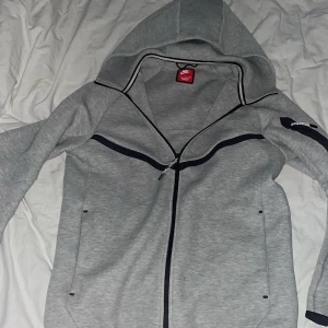 Nike tech fleece - Grå Nike tech köpt på Nike butiken storlek s har haft den i 2-3 månader inga defekter köpt för 1499kr i butik pris går att diskutera 