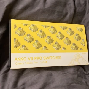 Akko V3 Pro Switches Cream Yellow Pro - Akko V3 Pro Cream Yellow Pro är linjära mekaniska tangentbordsswitchar med 50±10gf aktiveringskraft och 3,3 mm total slaglängd. Ny i originalförpackning, perfekt för dig som vill uppgradera ditt tangentbord med smidiga och responsiva switchar. Inga synliga defekter eller slitage. Jag säljer dem för att jag tyckte dem är lite för högljudda för mig så jag testade att luba de men de va ändå för högljudda.
