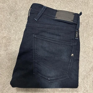 Replay Anbass jeans - Säljer dessa mörkblå Replay Anbass jeans (slimfit)! Jeansen är i bra skick, inga defekter men släpper de för en steal, size 31/32. Skriv vid funderingar, inga bud tack.