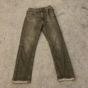 Replay jeans - Ett par svarta replay jeans som har varit använda men är i bra skick storleken är 142 men passar dig absolut tills du är 155 från egen upplevelse