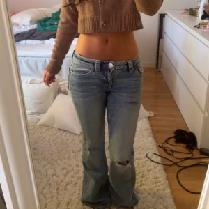Lågmidjade jeans  - Ett par lågmidjade jeans i mycket bra skick från Gina (storlek 152, passar xs bäst) !! Om ni har frågor, hör gärna av er 💕💕 