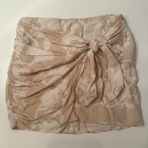 Beige kjol med Knut från Zara - Beige kjol från Zara med en knut i fram🤗