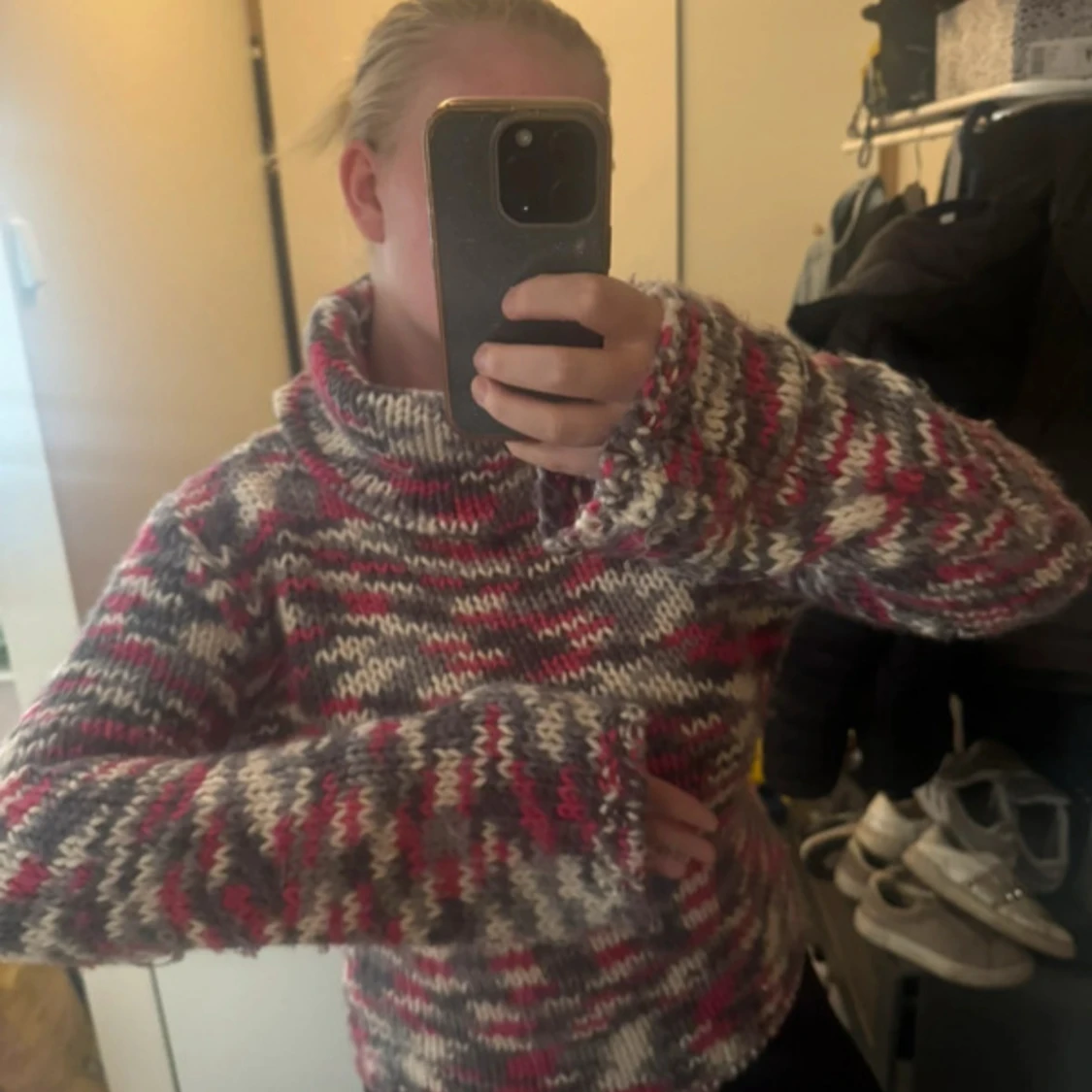 Stickad polotröja i grått, rött och vitt - 1