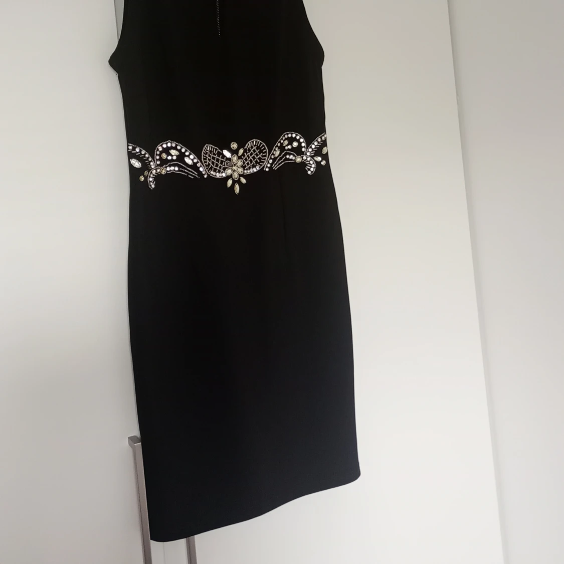 Svart kort klänning med pärldetaljer - 1