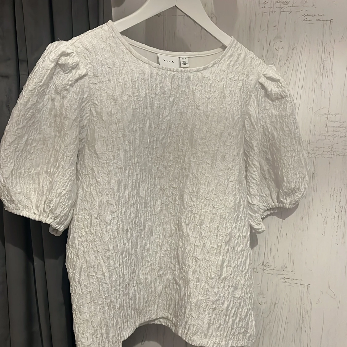 Vit puffärmad topp från Vila