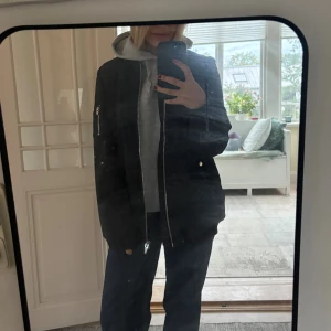 Svart bomberjacka - Supersnygg svart bomberjacka från Gina tricot💓 Är i strl 42 men sitter snyggt oversized på mig som brukar ha S💓