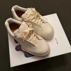 Eytys doja sneaker - Oanvända eytys doja❤️säljer pga fel storlek och hann inte returnera! Nypris 2200! Slutsålda på hemsidan!