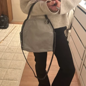 Väska - Suppersnygg grå kjedjeväska! Köpt på en marknad i spanien. Aldrig använd, superbra skick!