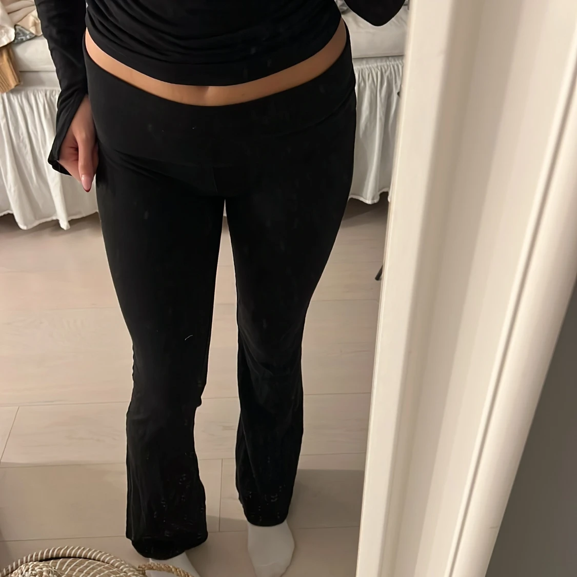 Svarta bootcut byxor i stretch