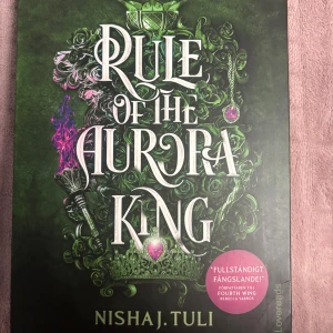 Rule of the Aurora King - En fängslande romantasy där Lor tvingas samarbeta med den mystiska auroraprinsen Nadir för att rädda världen. Magi, spänning och oväntad kärlek väntar i denna hyllade uppföljare, perfekt för dig som älskar episka äventyr och starka karaktärer.