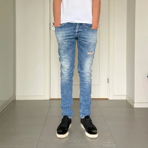 Dondup George Jeans  - Säljer nu dessa Dondup George jeans med snygga slitningar i populär design, skriv för fler bilder/frågor🙌🏼