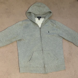 Ralph Lauren zip hoodie - Tjenare, säljer min snygga Ralph Lauren zip hoodie då den har blivit för liten. Tröjan där i storlek S-M och har inga tecken på slitage. Hör av er vid frågor!