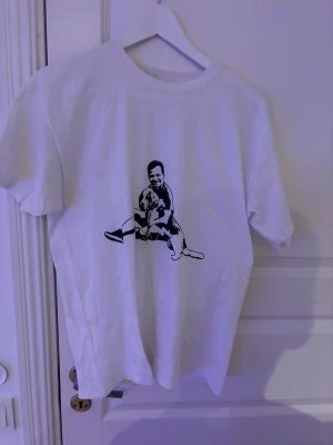 T shirt - Säljer sällsynt Ulf Kristersson T shirt storlek S använd fåtal gånger.