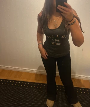 Linne bikbok  - Säljer en mörkgrå linnetopp från Bik Bok i storlek XS💗