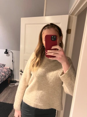 Beige stickad tröja från Gina Tricot - Säljer en beige stickad tröja från Gina Tricot i ullblandning. Tröjan har en rund hals, ribbade muddar och lång ärm. Modellen är loose fit och passar perfekt för dig som gillar en enkel och chill stil. Supermjuk och skön att ha på sig under kyliga dagar💕😘