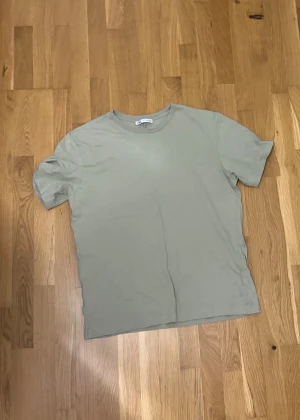Zara T-shirt - Väldigt fräsch och fin T-shirt, liten i storleken. 