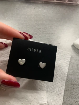 Äkta silver örhängen  - Är använda men har rengjort det helt och nogrannt. Så de är fina. 