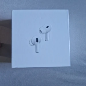 AirPods Pro 2nd Generation - Säljer ett par Apple AirPods Pro 2nd Generation med MagSafe-laddningsetui. Produkten är i originalförpackning och ser ut att vara i nyskick utan synligt slitage. Perfekt för dig som vill ha aktiv brusreducering och hög ljudkvalitet.