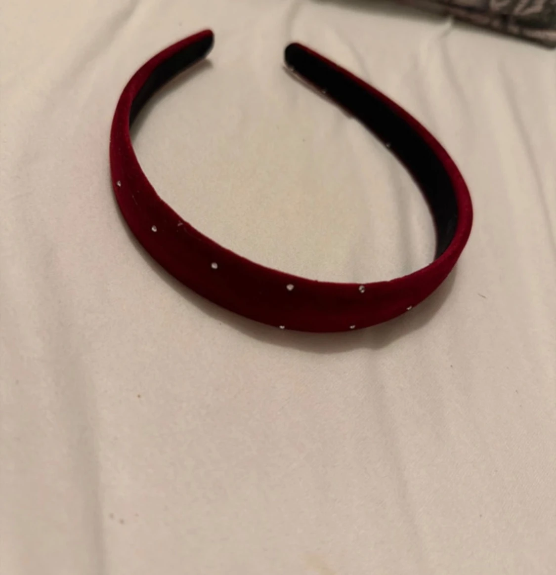 Vinrött sammetdiadem med pärlor - 1